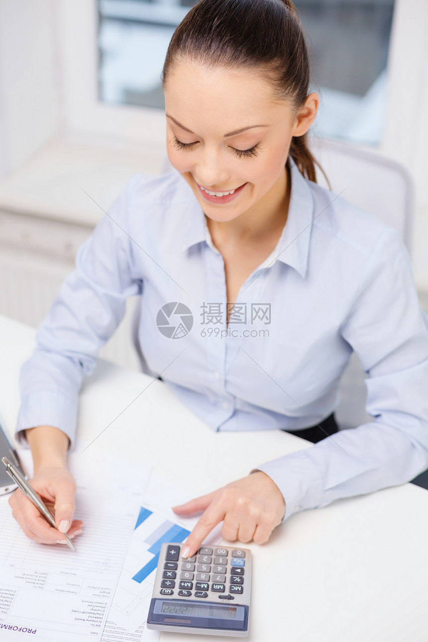 处理办公室文件的女商业女商务人士秘书员工电脑簿记拉丁女性笔记本职场会计分析师图片