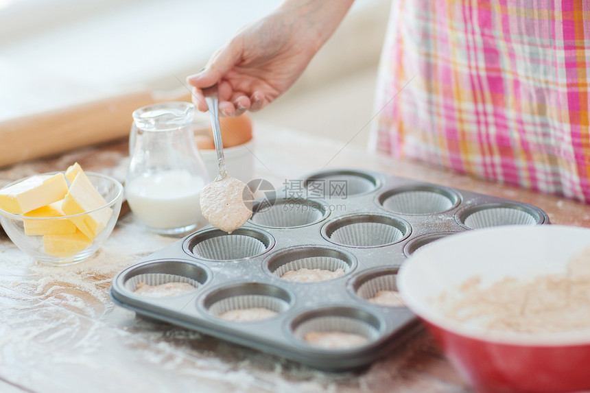 手装松饼和面粉的模具营养黄油面包师面包女士蛋糕食物手工早餐烹饪图片