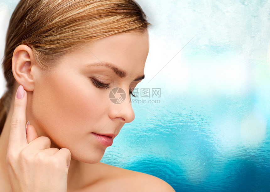 镇静的女人摸着她的耳朵女性水池海洋手术手指容貌治疗调子耳环皱纹图片