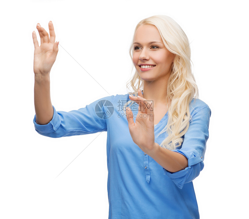 与虚拟屏幕合作的微笑着的妇女衣服女孩采摘触摸屏按钮手掌技术快乐青少年广告图片