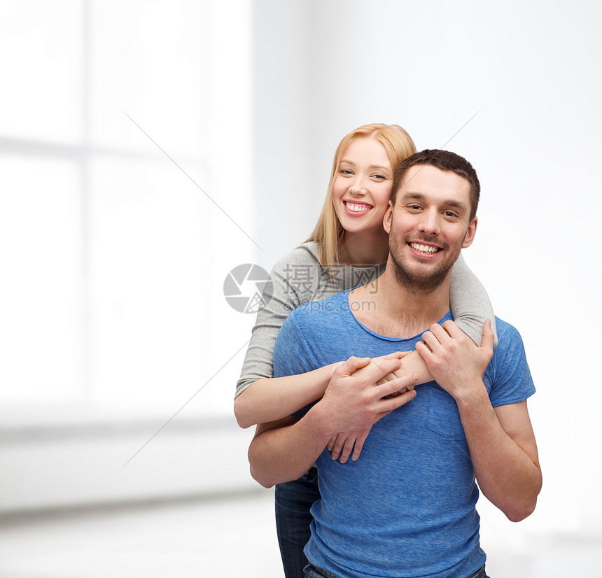 带着微笑的情侣拥抱感情女孩快乐成人恋人幸福女性房子男性男生图片