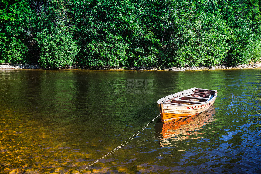 河岸上的木船木头航海血管反射旅行边缘蓝色森林钓鱼乡村图片
