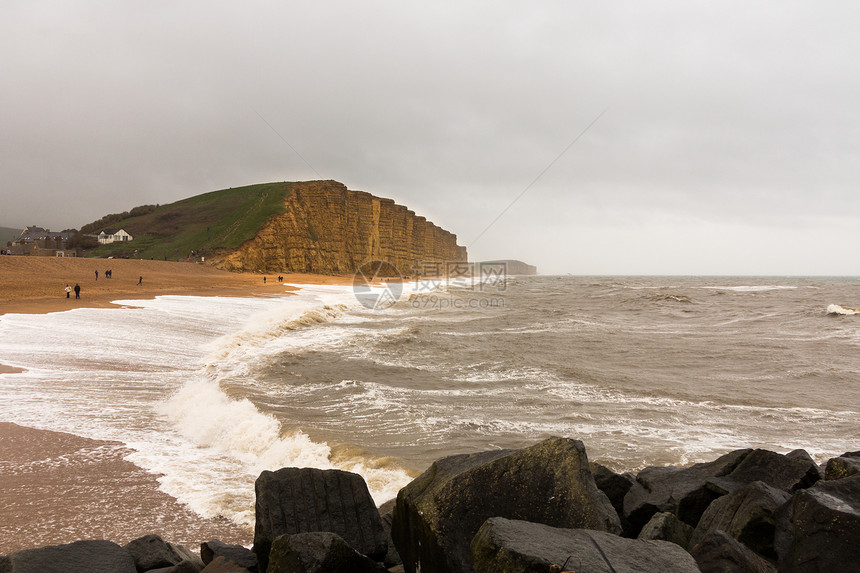 联合王国西湾Dorset的地标多云侏罗纪海景地质学海滩岩石海岸悬崖英语图片