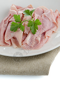 火腿切片生物粉色盘子白色草本植物小吃绿色猪肉圆形倾斜背景图片