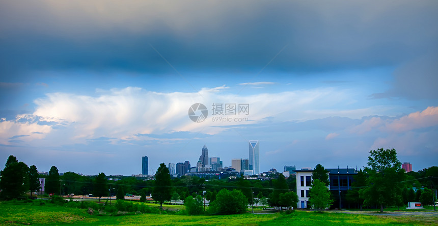 看着Charlotte 在皇后市财政区 从di高楼汽车日光摩天大楼女王树木蓝天天际城市建筑图片