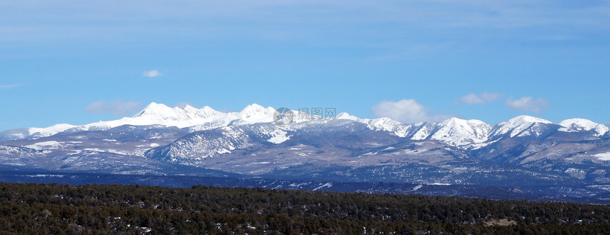 落岩山冬季视图荒野太阳顶峰季节旅游全景岩石天空滑雪高度图片