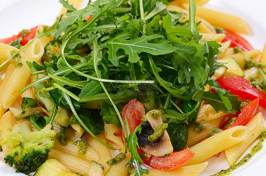 加蔬菜和沙拉的意大利面烹饪宏观红色营养饮食绿色美食食物盘子桌子图片