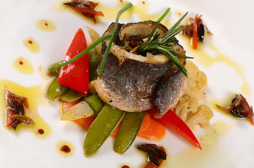 带春蔬菜的海贝斯片美味餐厅奢华鲈鱼白鱼食物用餐美食油炸厨房图片