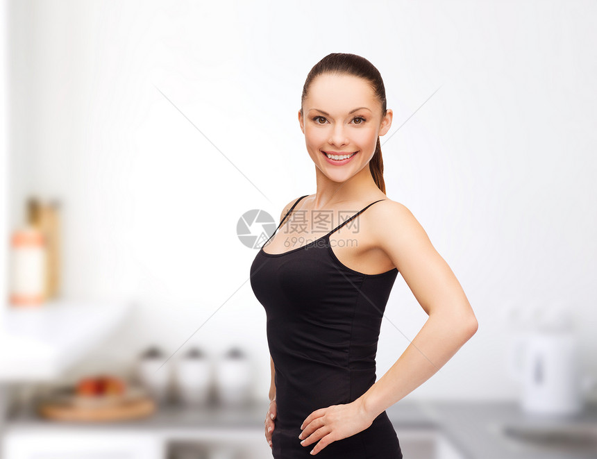 妇女穿着空白黑衬衫女士厨房微笑广告腰部快乐青少年女孩牛仔裤房子图片