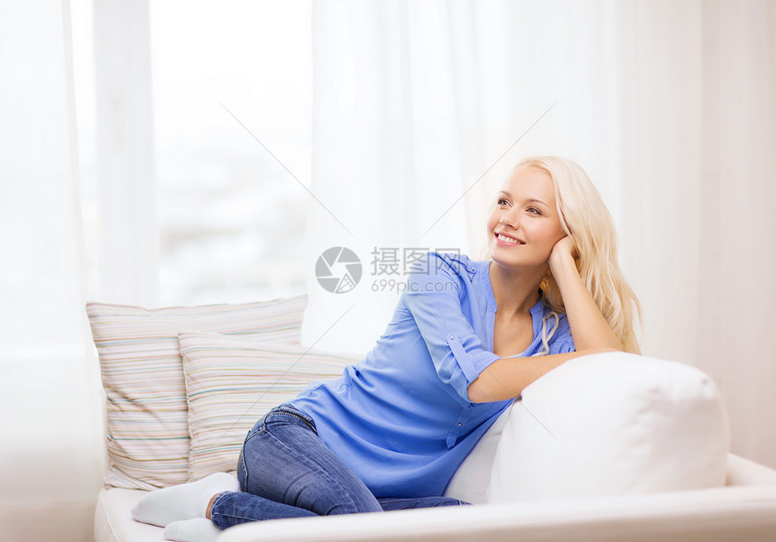 在家里躺在沙发上的微笑的年轻女子幸福思维成人闲暇房子房间青少年女孩女性长椅图片