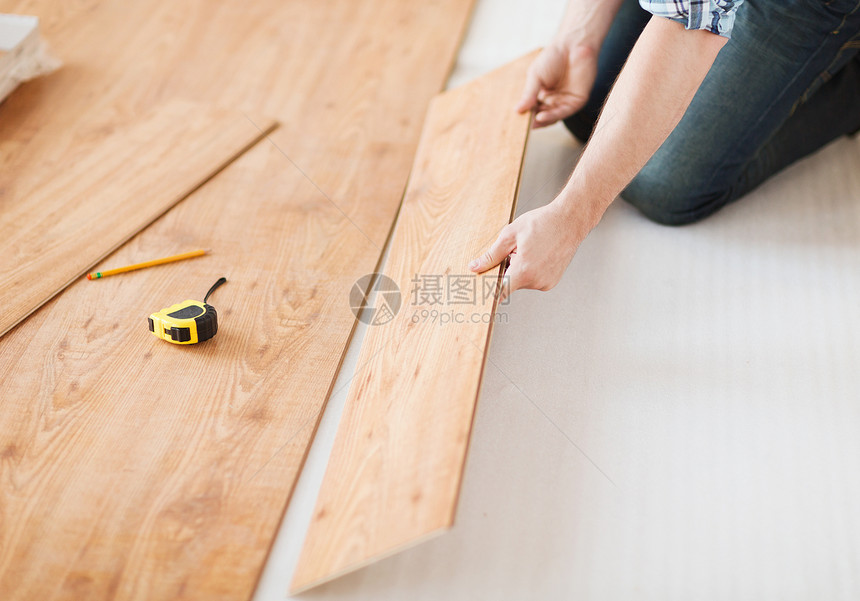 以男性手的近亲盟誓木地板建筑配件成人房子地板木工测量木头铅笔图片