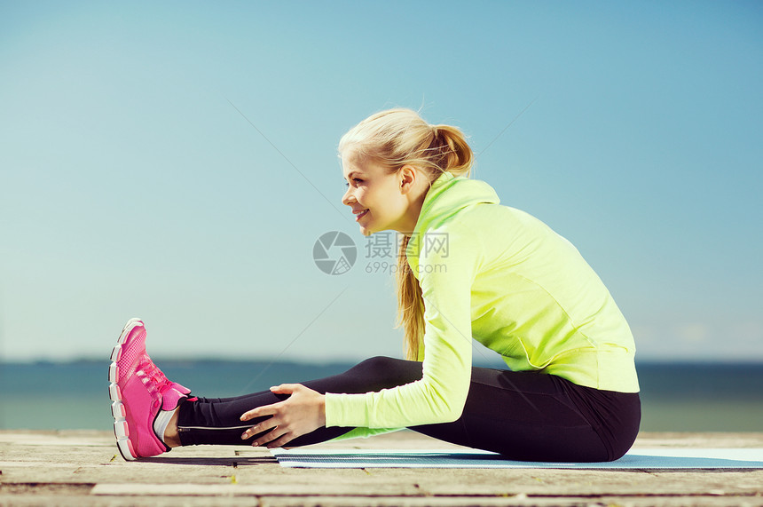妇女户外运动赛跑者损失肌肉运动装身体城市女孩晴天微笑竞技图片