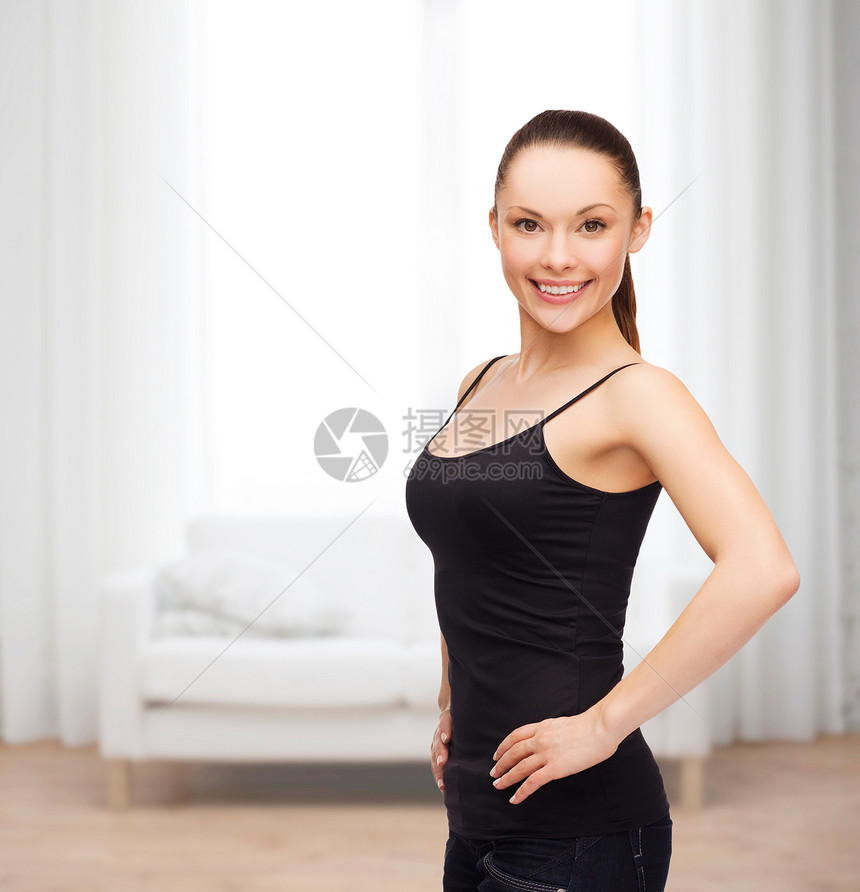 妇女穿着空白黑衬衫广告棉布女孩沙发快乐房间女性微笑拉丁女士图片