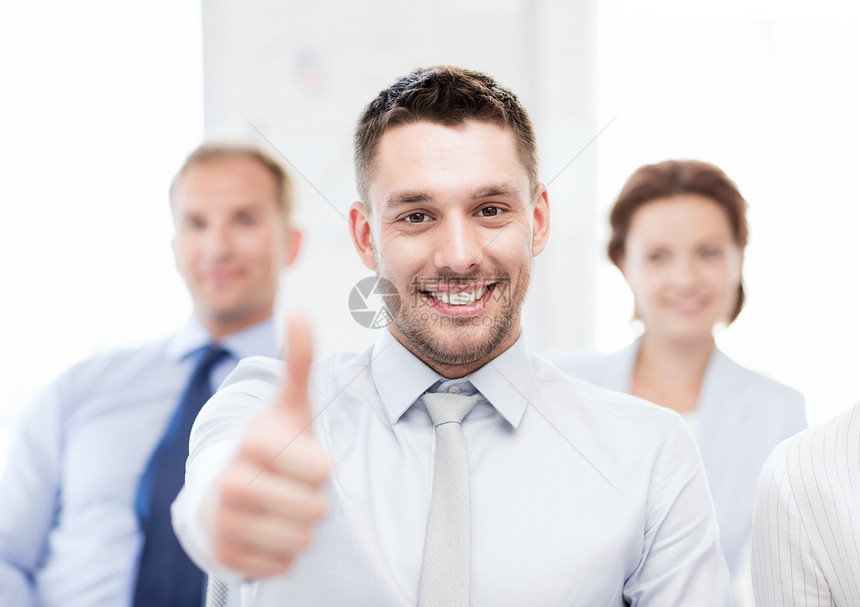 办公室的生意人展示大拇指举起团体推销员商务男人导演工作运气会计研讨会公司图片