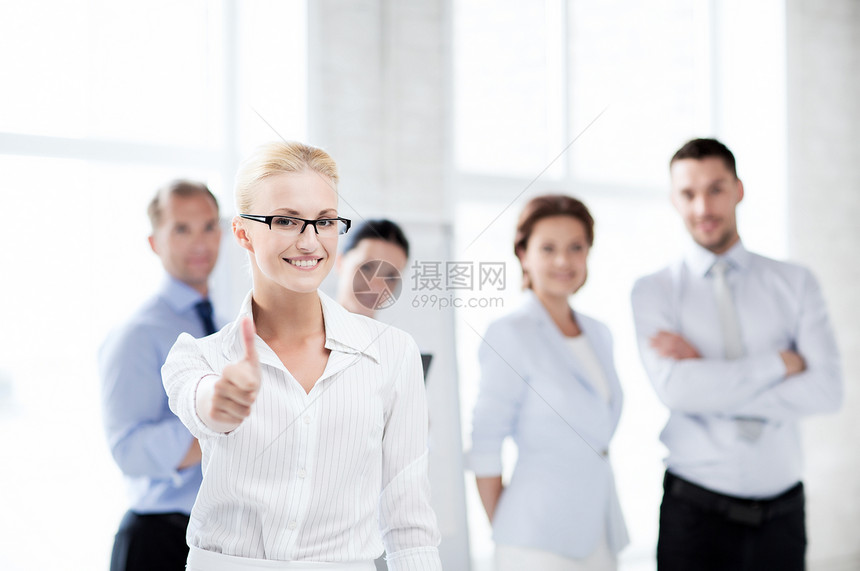 办公室女商务人士露天大拇指举起工作雇主眼镜手势女性人士女士企业家会计导演图片