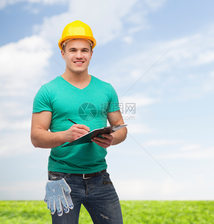 用剪贴板戴头盔微笑的男人成人安全手套天空工作建设者男性职业工人乐器图片