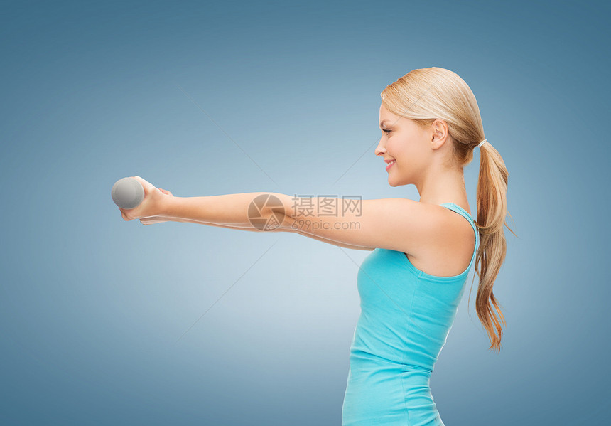 年轻运动女青年 有轻聋哑铃重量蓝色饮食健康微笑运动员女孩二头肌肌肉运动装图片