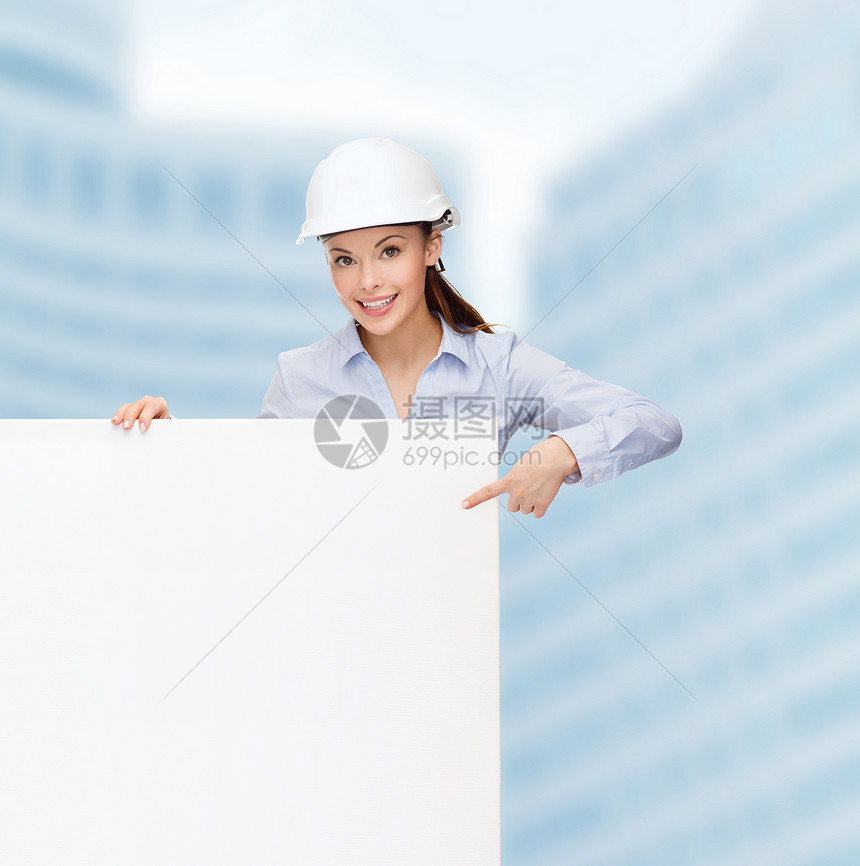 戴头盔的女商务人士用手指对着板建设者木板拉丁财产建筑学工作老板企业家广告工程师图片