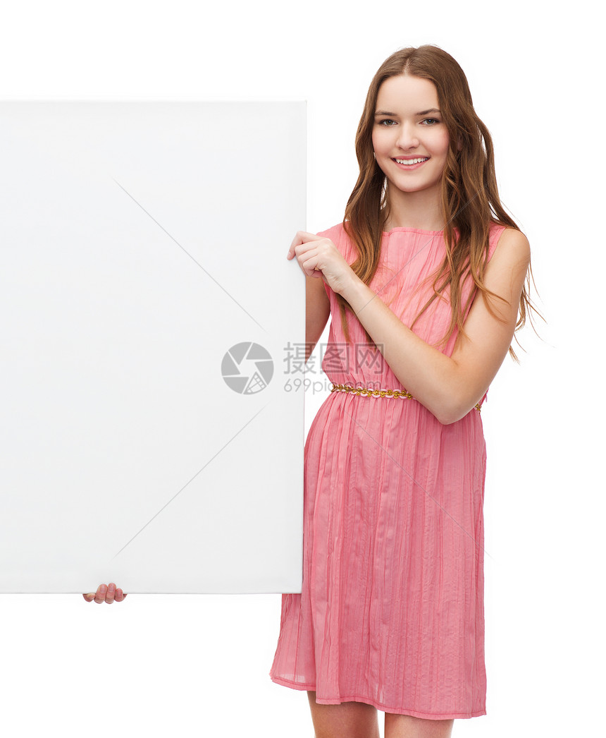 身着白白空白板服装的年轻妇女成人微笑魅力青少年木板女孩女性白色广告横幅图片