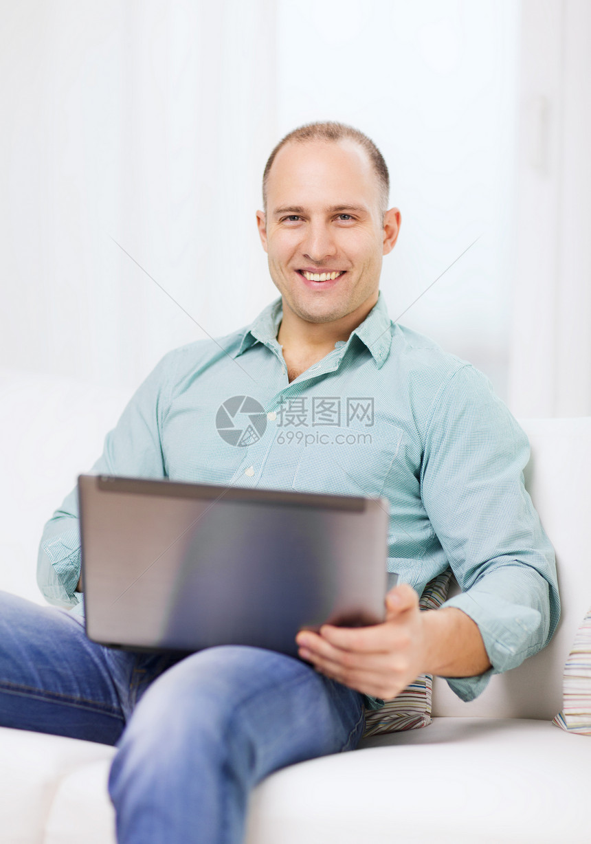 在家用笔记本电脑工作的人老板阅读自由职业者博客闲暇企业家长椅沙发房间人士图片