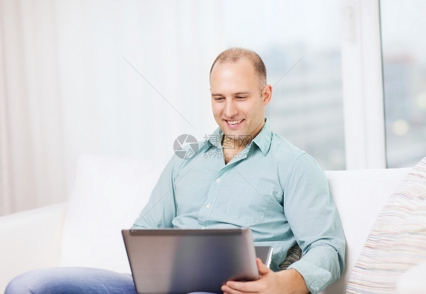 在家用笔记本电脑工作的人学习时间老板人士互联网房间快乐享受企业家商务图片