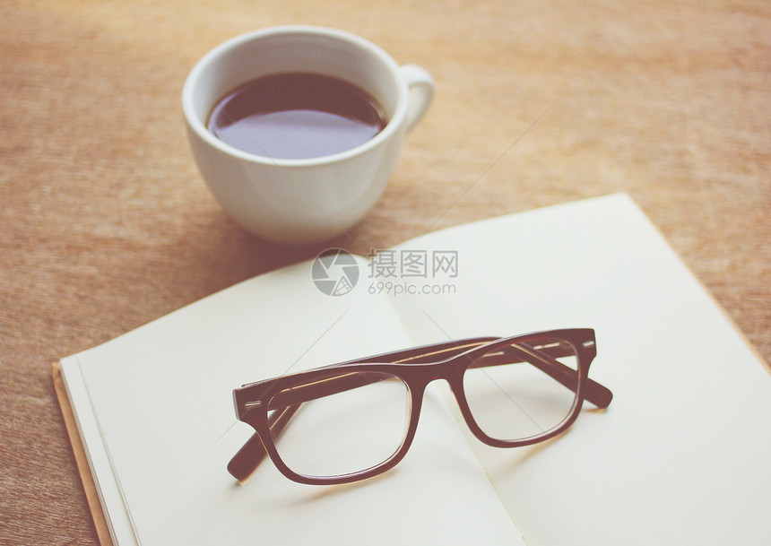 笔记本上的眼镜和黑咖啡 反转过滤效果图片