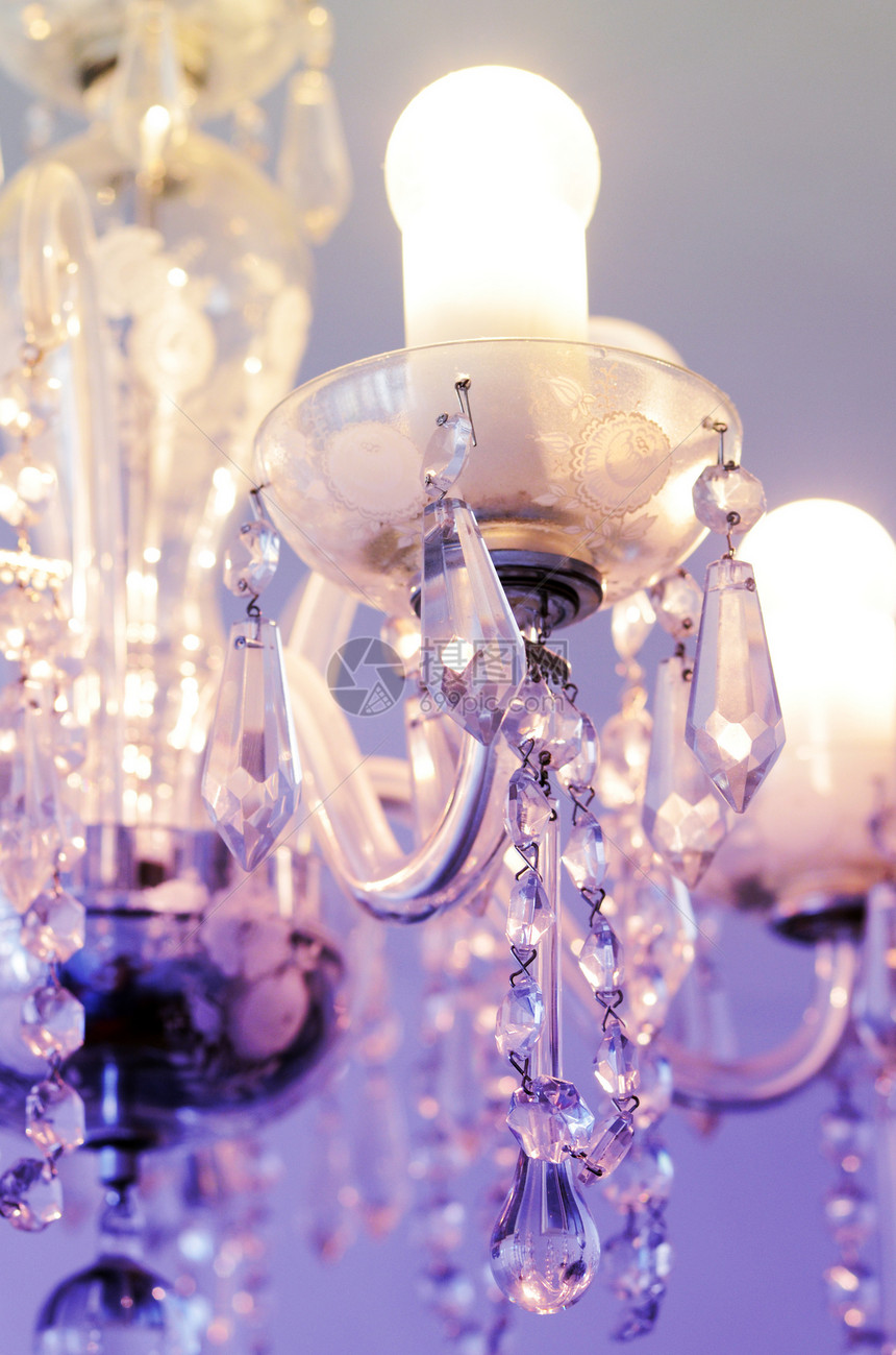 吊灯装饰水晶蓝色漩涡曲线戏剧性粉色玻璃奢华灯泡图片