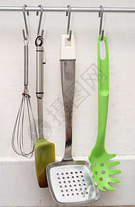 厨房工具塑料车工金属黑色绿色背景图片