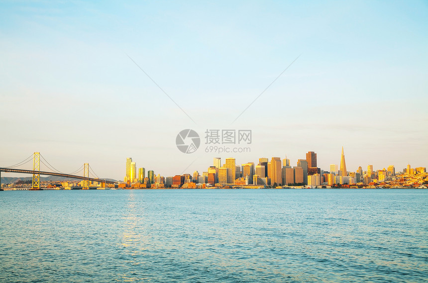 旧金山市中心 从海湾里看到都市码头日出地标建筑物全景景观建筑学城市金融图片