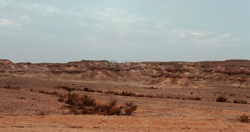 日光中埃及沙漠和弥漫的天空速度风景天气绿色风暴旅行悬崖旅游石头沙丘图片