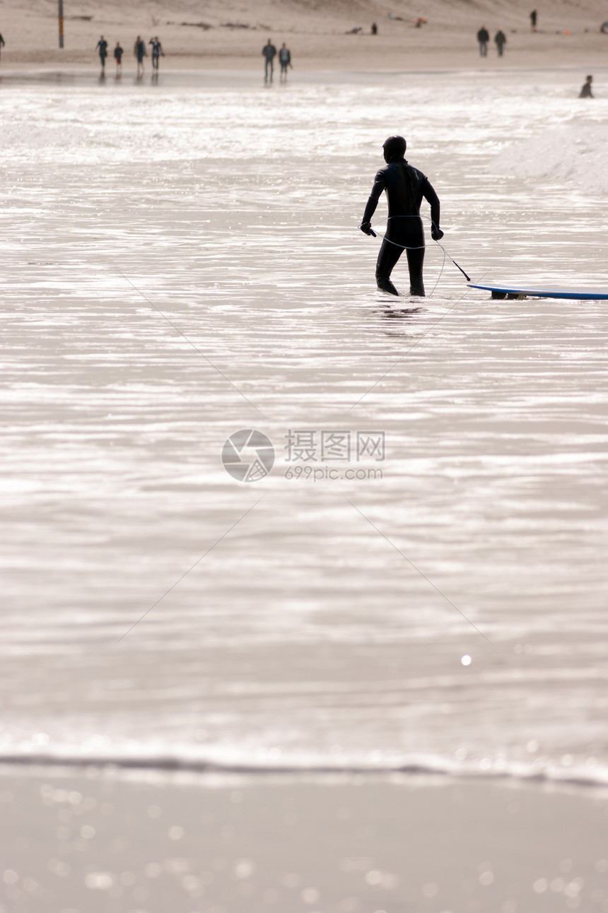 Surfer 穿湿衣服在冲浪会后抽水冲浪委员会图片