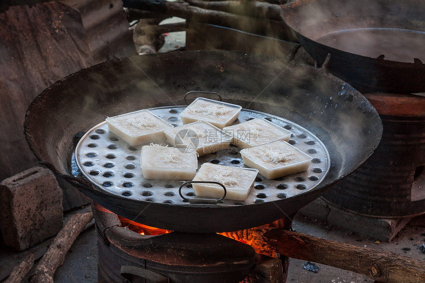 在蒸锅机中做甜点烹饪蒸汽火炉炊具黑色燃烧古董烤箱锅炉食物图片