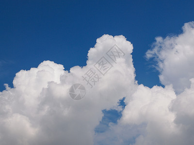 蓝蓝天空多云晴天白色太阳天气材料背景图片