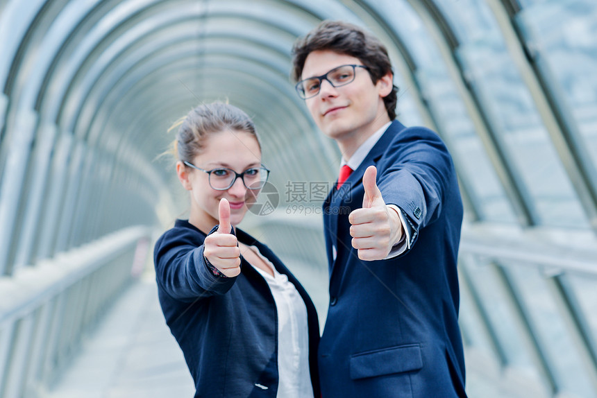 公司大拇指上下级执行官的特写肖像微笑商务女士隧道联盟走廊城市人士拇指管理人员图片
