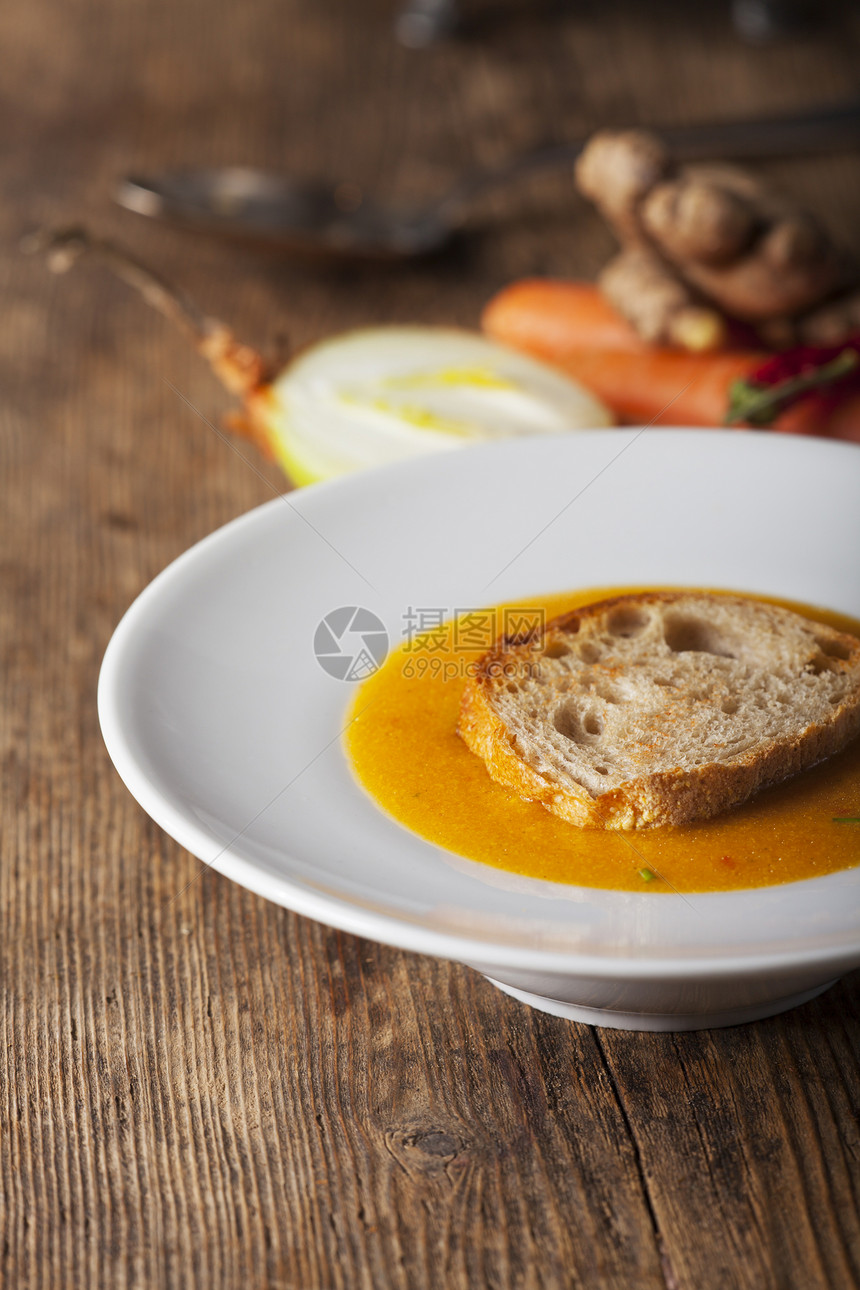 白碗里胡萝卜汤蔬菜起动机飞碟刀具盘子面包乡村食物木头洋葱图片