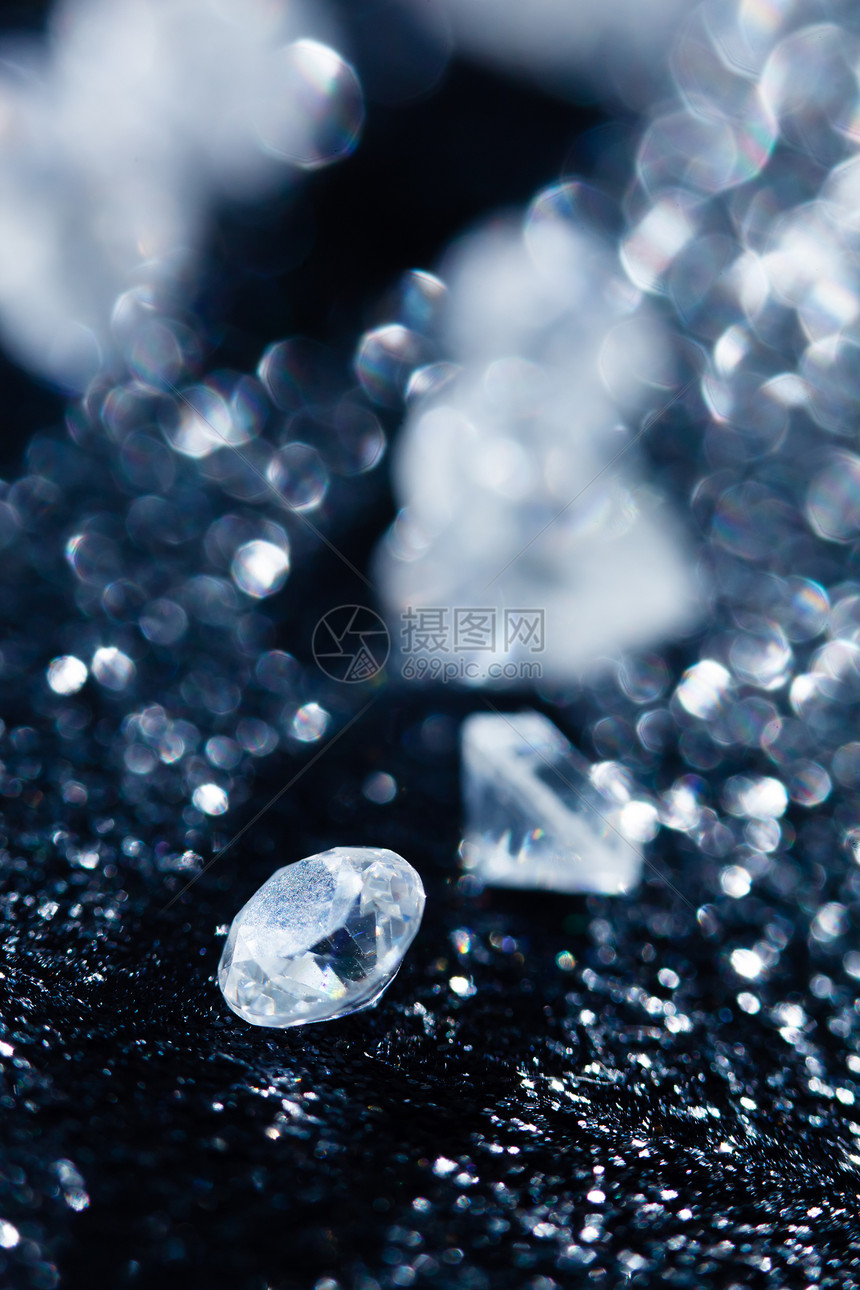 黑背景的钻石金子首饰魅力宏观水晶石头财富礼物折射欲望图片