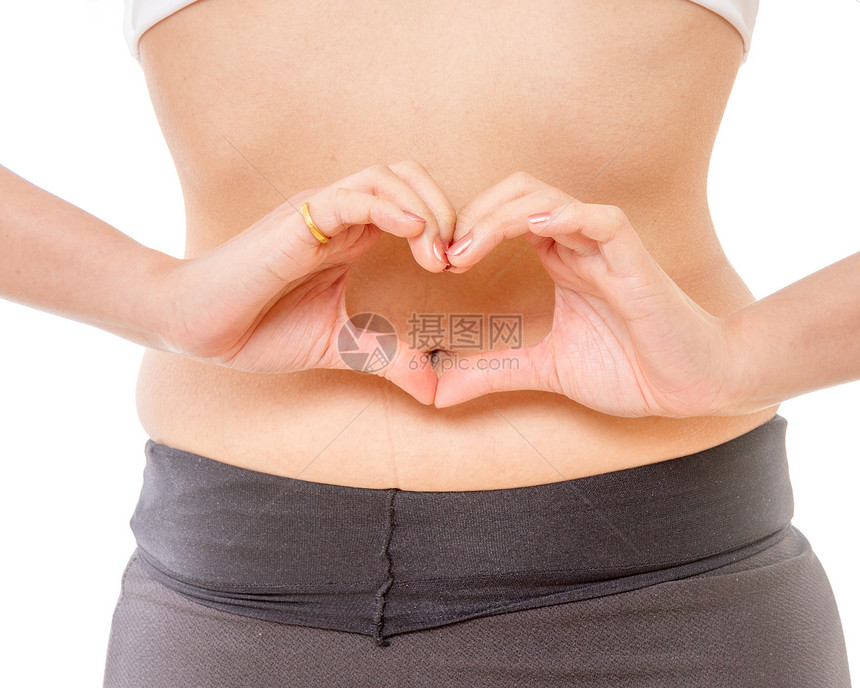 胖胖女人用手在肚子上做心脏形状图片