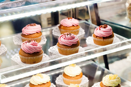 好吃的纸杯蛋糕小雨蓝色店铺食物奶油甜点粉色黄色咖啡店鞭打背景图片