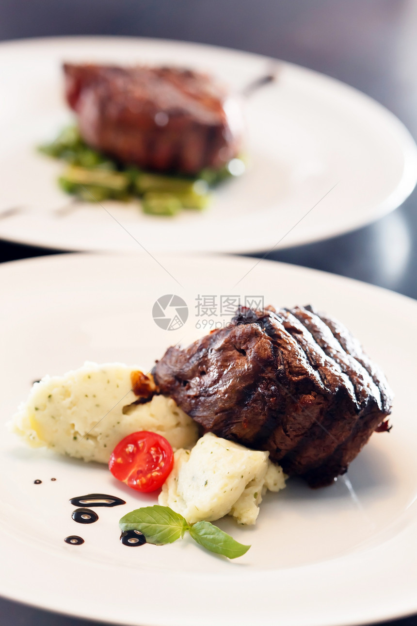 牛排加土豆泥马铃薯泥午餐胸部蔬菜油炸肉汁土豆沙拉餐厅糊状物烧烤图片