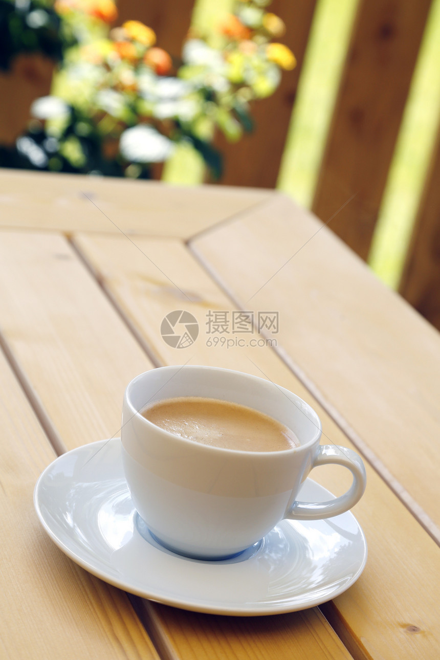 咖啡杯泡沫享受热饮白色花园菜肴刀具牛奶桌子棕色图片