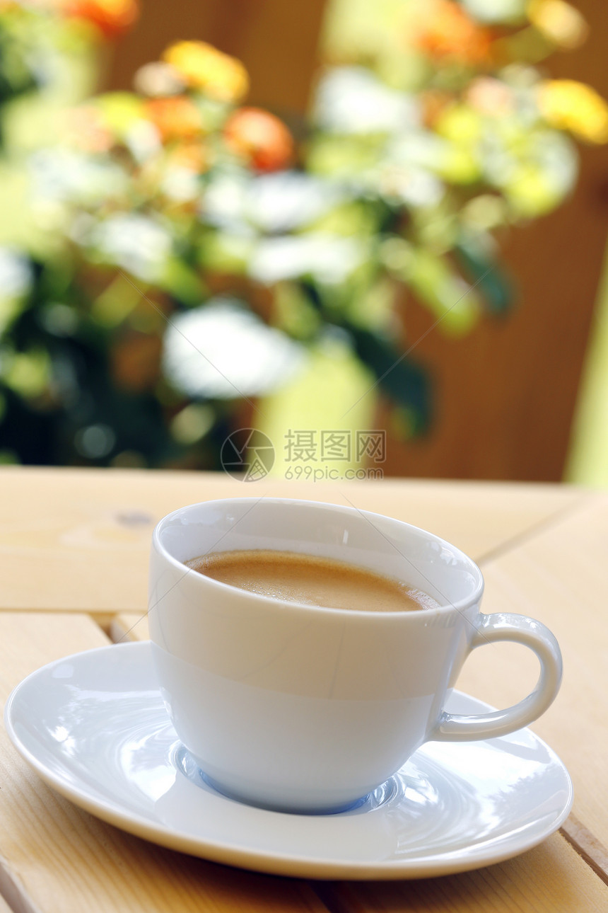 咖啡杯白色享受阳台花园菜肴桌子牛奶咖啡热饮杯子图片