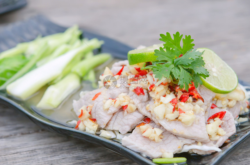 辣猪肉蔬菜沙拉盘子香料红色柠檬绿色美食食物图片