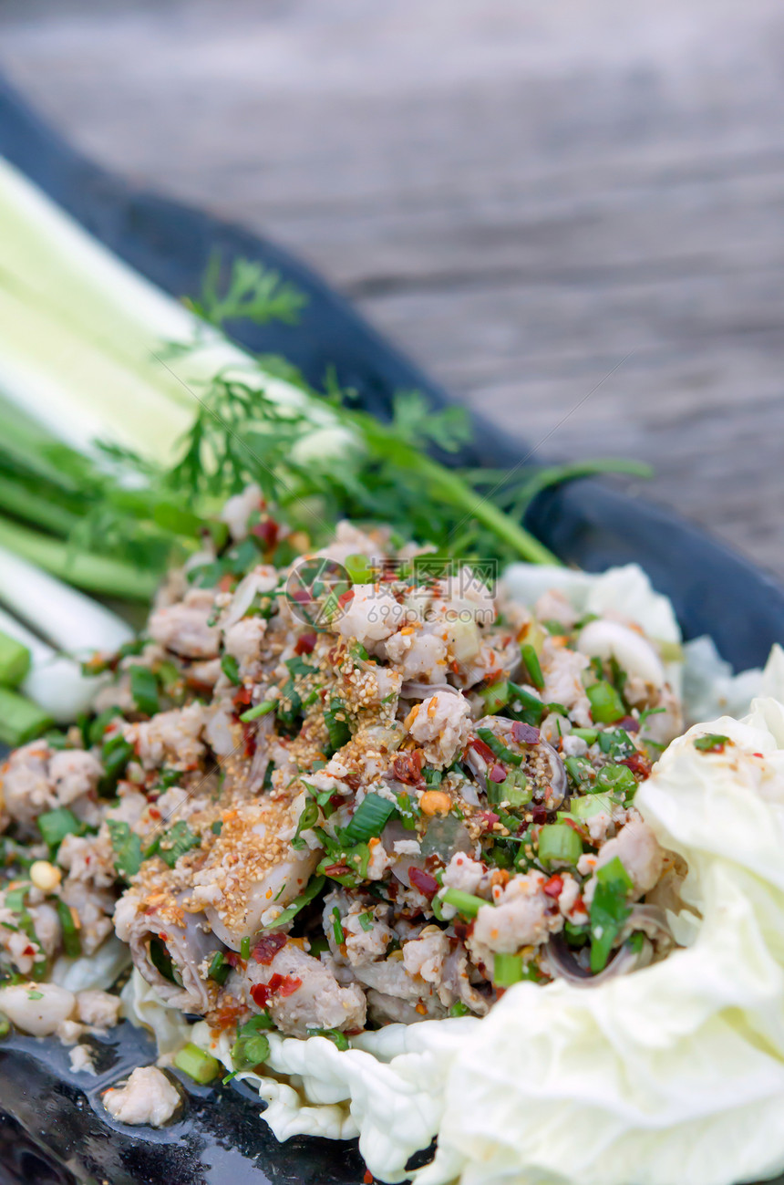 辣辣薄煎猪肉沙拉盘子猪肉美食洋葱绿色香料食物蔬菜图片