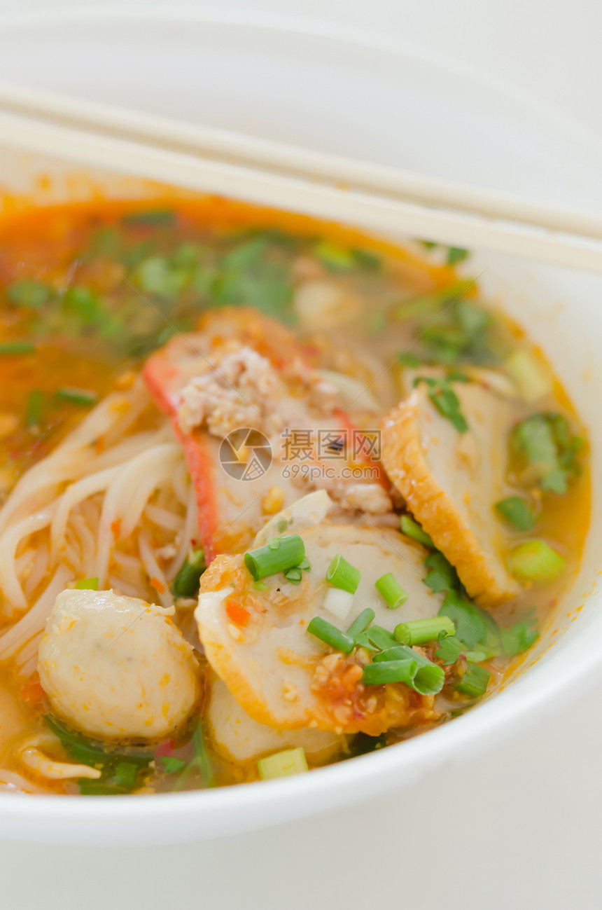 辣面面红色营养胡椒面条绿色香料猪肉食物午餐美食图片