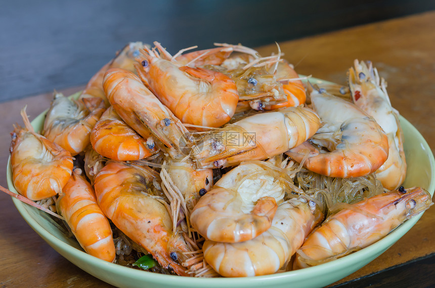 亚述烤虾挂面红色面条蔬菜棕色海鲜美食食物图片