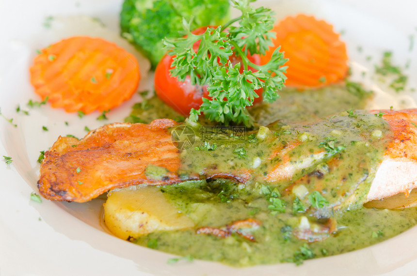 马哈马牛排胡椒草本植物绿色海鲜盘子吃饭鱼片蔬菜健康美食图片