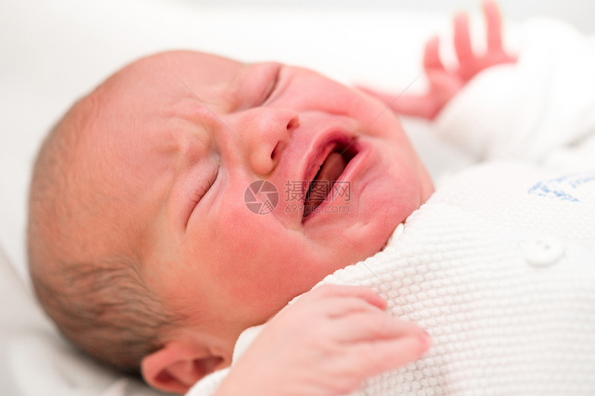 在医院里哭着的新生儿新生婴儿童年女孩白色后代生活女性孩子说谎图片