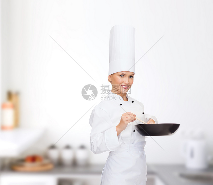 用锅和勺子装着微笑的女厨师帽子食物工作工具餐具服务威士忌女性工人管理人员图片