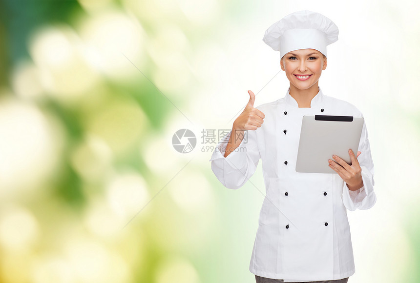 配有平板电脑的笑着女厨师食物微笑服务成人食谱餐厅美食工人管理人员女性图片