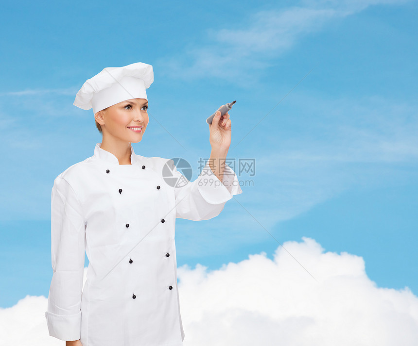 微笑的女厨师在空气中写作餐厅成人工人女士职业食谱服务天空美食蓝色图片